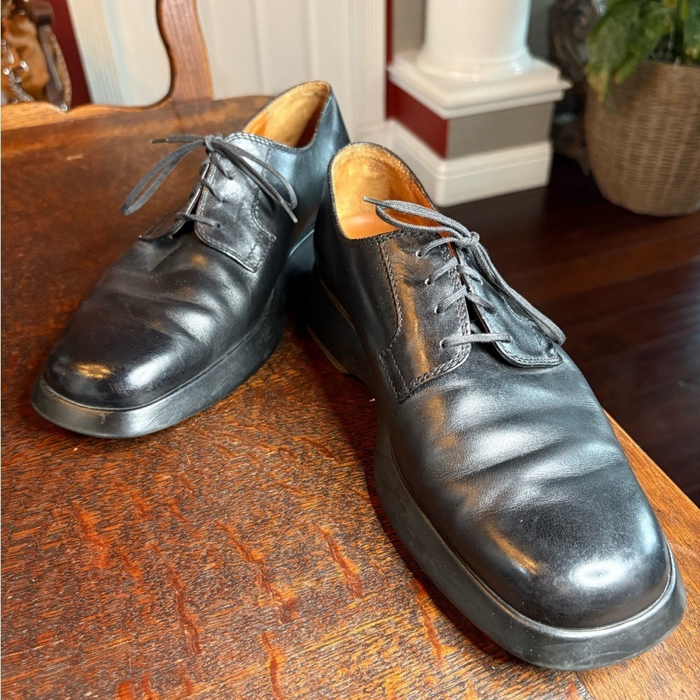 Tod’s- Classic Black Leather Oxford Shoes with a Thick Sole. Size US 7.5